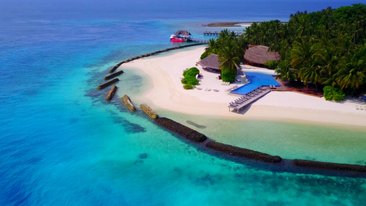 阳光明媚的豪华环礁湖海滩探险旅游由透明的海洋在沙滩视频