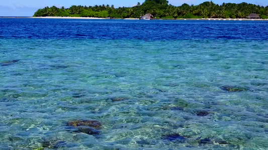 热带海岸海滩海滩沿蓝海乘蓝海在度假胜地附近有浅沙背景视频