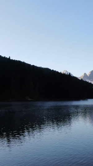 无人机飞过阿尔卑斯山著名的天然湖泊密苏里那湖全景视频航拍视频87秒视频