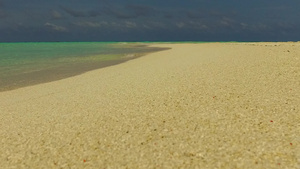 阳光明媚的天空清凉的海滨海滩冒险蓝色海洋和白色沙滩12秒视频