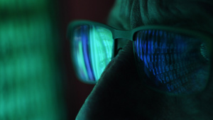 黑客眼镜中反射的笔记本电脑屏幕10秒视频