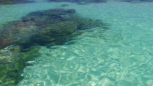 蓝色海洋和靠近度假胜地的白色沙滩背景之夏夏季关于放松视频