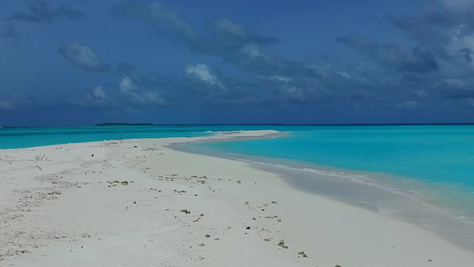 蓝色环礁湖白沙背景及度假村附近的白沙背景阳光明媚的视频