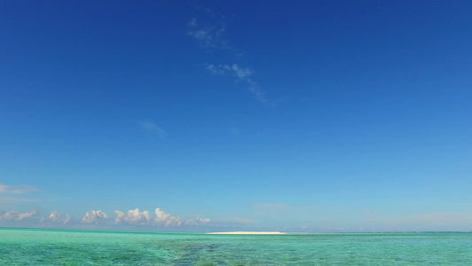 放松旅游海滩航行沿蓝色海洋和靠近海浪的浅沙底浅蓝背景视频
