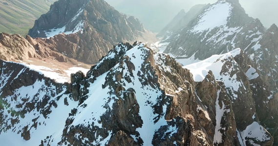 人们在雪山顶上视频