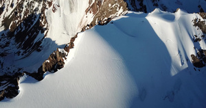 人们在雪山顶上42秒视频