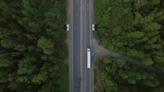 乌鲁西亚农村道路的顶端空中鸟眼视频