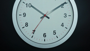 时钟在黑背景上隔开10点或下午1点26秒视频