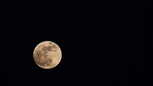 月亮在夜空中移动视频