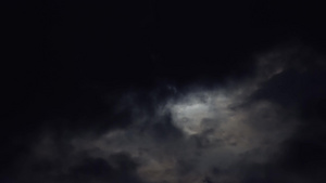 月亮随着云层而升起12秒视频