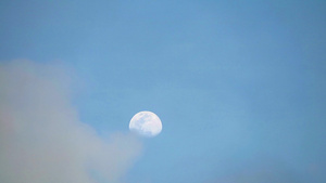 半月在蓝天空和乌云中移动16秒视频