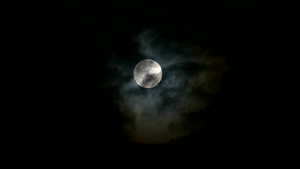 月亮在夜空上收起月光背影夜空中透明的黑云44秒视频