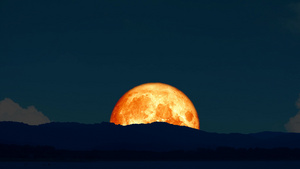 超级血月在夜空上23秒视频