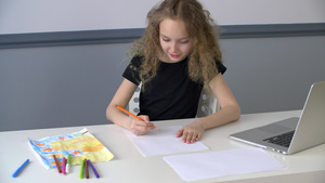 创意少女少年用铅笔在办公桌前的笔记本电脑上画画女学生11秒视频
