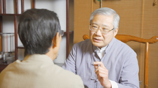 中医大夫老先生交代医嘱视频