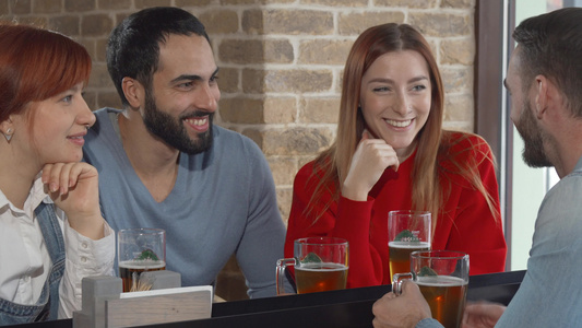 一群朋友在酒吧聊着喝啤酒的闲话视频