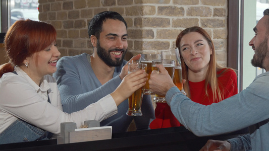 开心的朋友在酒吧喝啤酒杯的朋友们视频