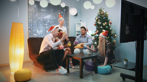 各种朋友在圣诞礼帽和派对口罩里在圣诞节上吐司20秒视频