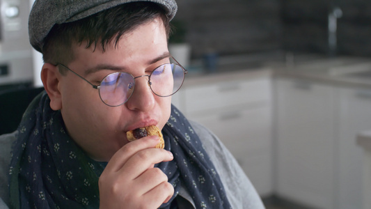 吃饼干的男人视频