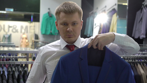 购物和时装概念青年男子在商场选择和试穿夹克10秒视频