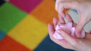孩子的手特写玩粉红色黏土36秒视频
