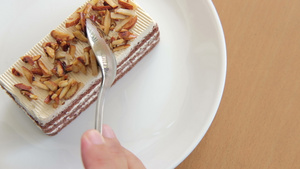 用手勺在白盘上切焦糖咖啡蛋糕甜甜甜点加巧克力咸杏仁11秒视频