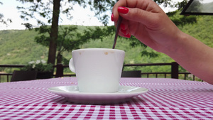 红指甲的女人拿勺子搅拌咖啡15秒视频