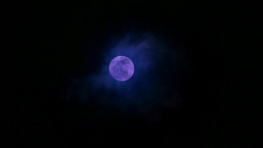 满狼月亮和月光在夜空和云彩经过视频