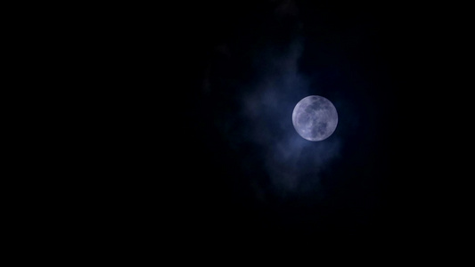 满夜的月亮和月光在夜空中和云中飘动视频