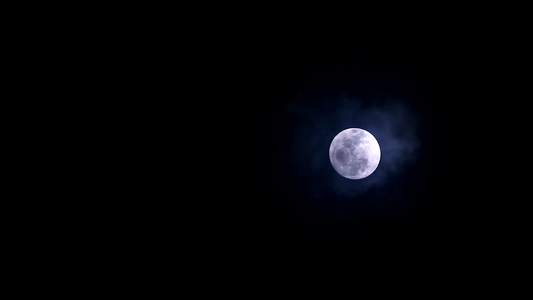 月亮和月光在夜空和云中漫行3视频