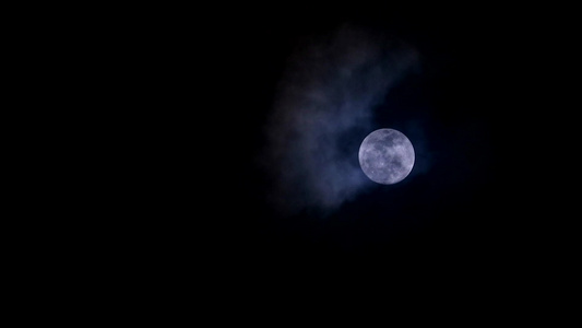 月亮和月光在夜空和云中漫行2视频