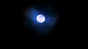 夜空和云传播的月亮和月光131秒视频