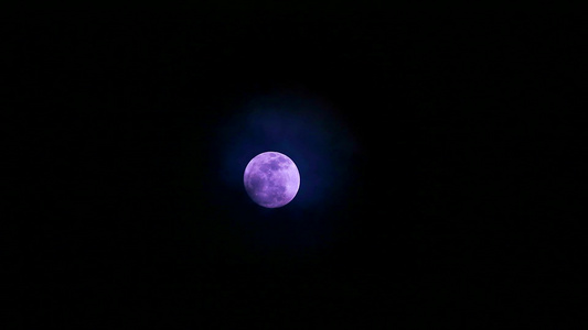 夜空和云传播的月亮和月光1视频