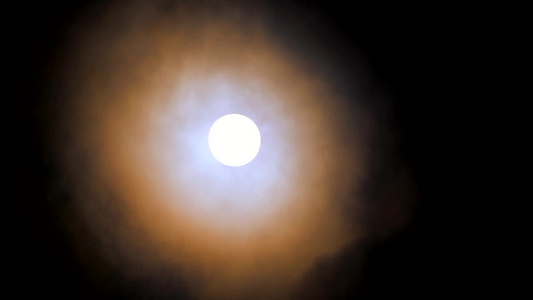 夜空和云中满月的橙色月光视频