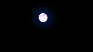 夜空和云中满月月光照亮31秒视频