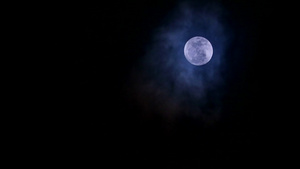 夜空中满月天空柔软黑暗云彩36秒视频