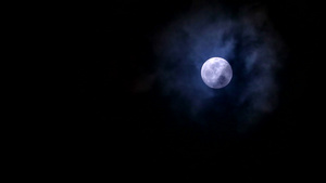 在夜空中满月柔软阴暗的云在移动36秒视频