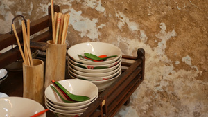 木制架子和各种亚裔的餐具在厨房中11秒视频