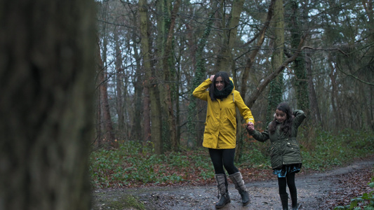 母亲和女儿在森林里视频