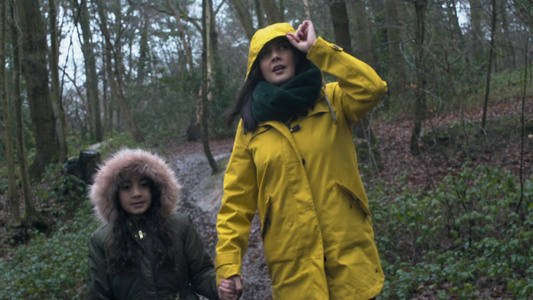 走在森林里的母亲和女儿视频