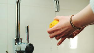 女人用手洗柠檬11秒视频