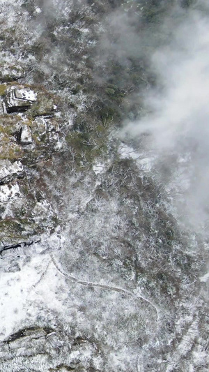 航拍贵州梵净山高山冬天雪景垂直俯拍25秒视频