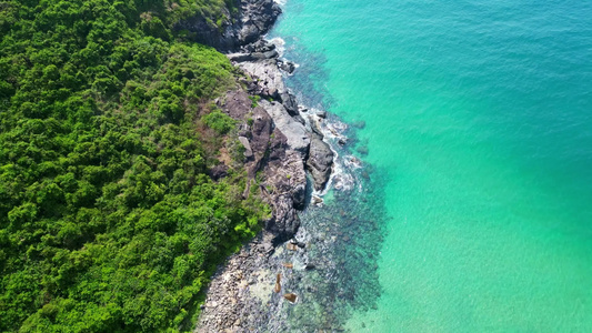 海南陵水黎族自治县虎岭尖岭高视角航拍蔚蓝色大海海岸线礁石沙滩与绿色山脉治愈系唯美风景视频