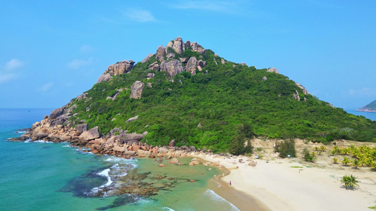 海南陵水黎族自治县虎岭尖岭高视角航拍蔚蓝色大海海岸线礁石沙滩与绿色山脉治愈系唯美风景视频