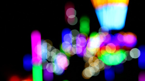 夜市集的滚光灯和彩色轮光人14秒视频