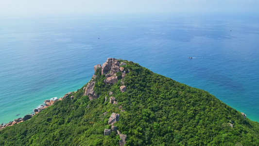 海南陵水黎族自治县虎岭尖岭高视角航拍蔚蓝色大海海岸线礁石沙滩与绿色山脉治愈系唯美风景视频