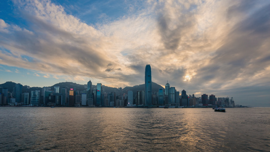 日出香港维多利亚港口的天际线和交通延时视频视频