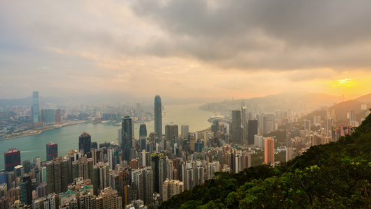 日落香港太平山顶维多利亚港口的天际线和交通延时视频视频