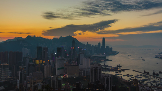 香港港口的天际线和交通延时视频