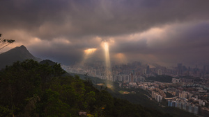 耶稣光下太平山顶俯瞰香港13秒视频